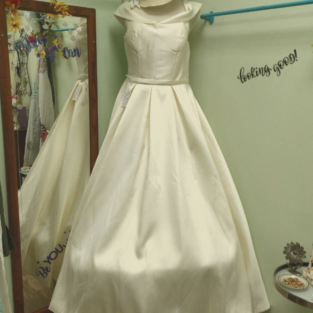 Les esprilla size 22w cream colored